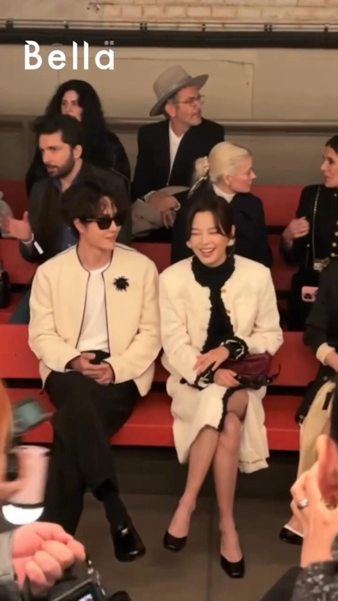 王一博辛芷蕾秀场热聊，一博你和姐说啥了蕾子笑成这样王一博和辛芷蕾说啥了王一博辛芷