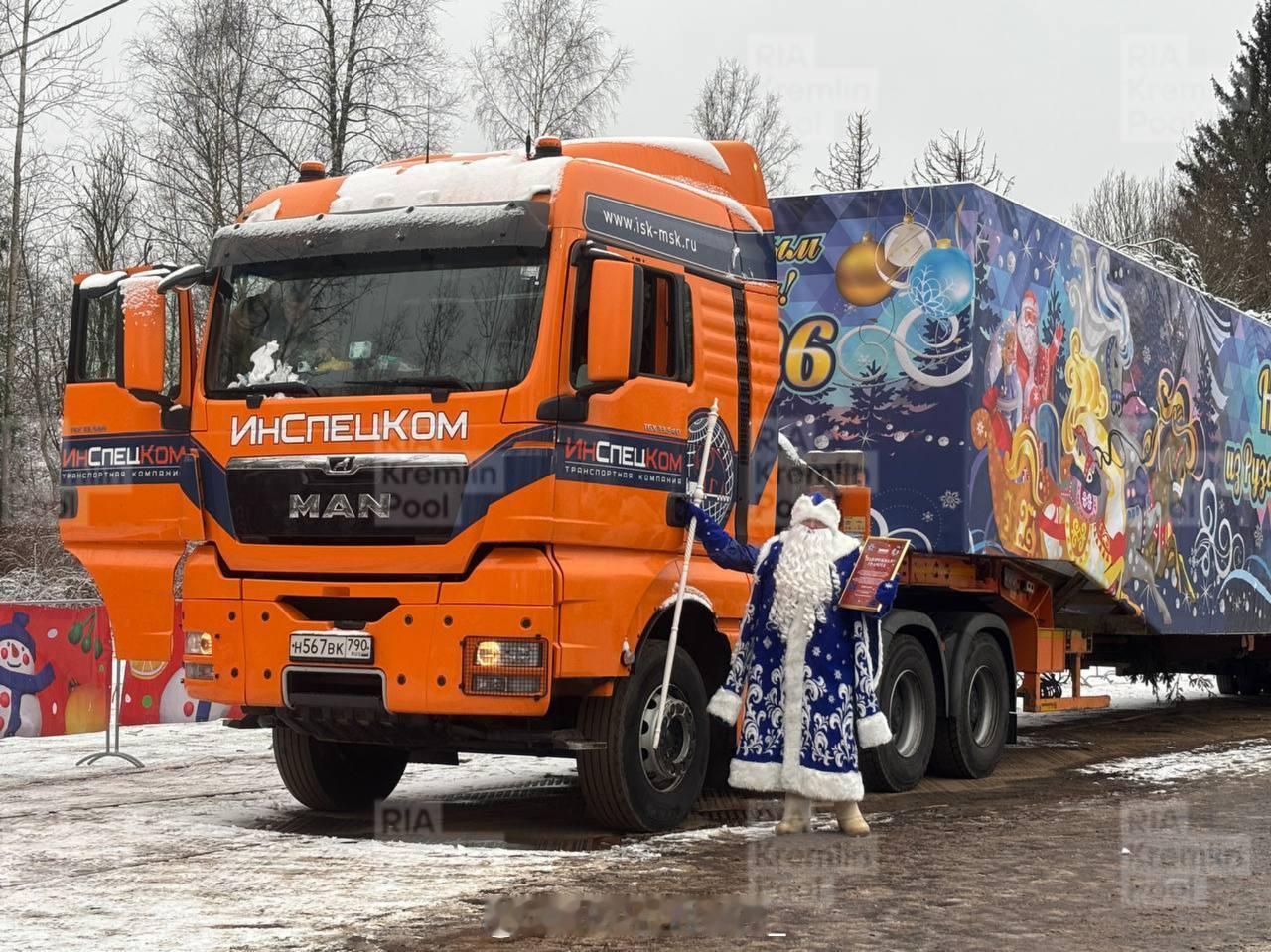 国家的主要新年圣诞树从莫斯科郊区的鲁扎运往克里姆林宫。这项重要任务由拥有41年驾