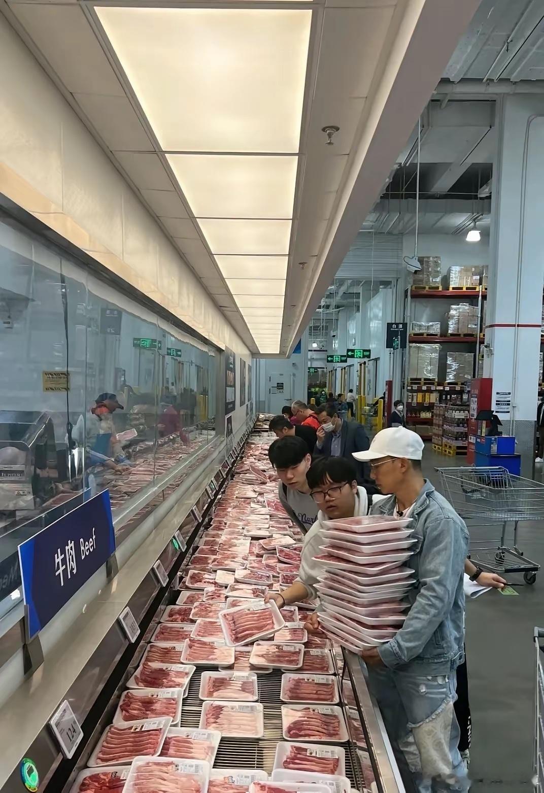 刘畊宏在山姆囤肉都是几十盒几十盒搬的。 