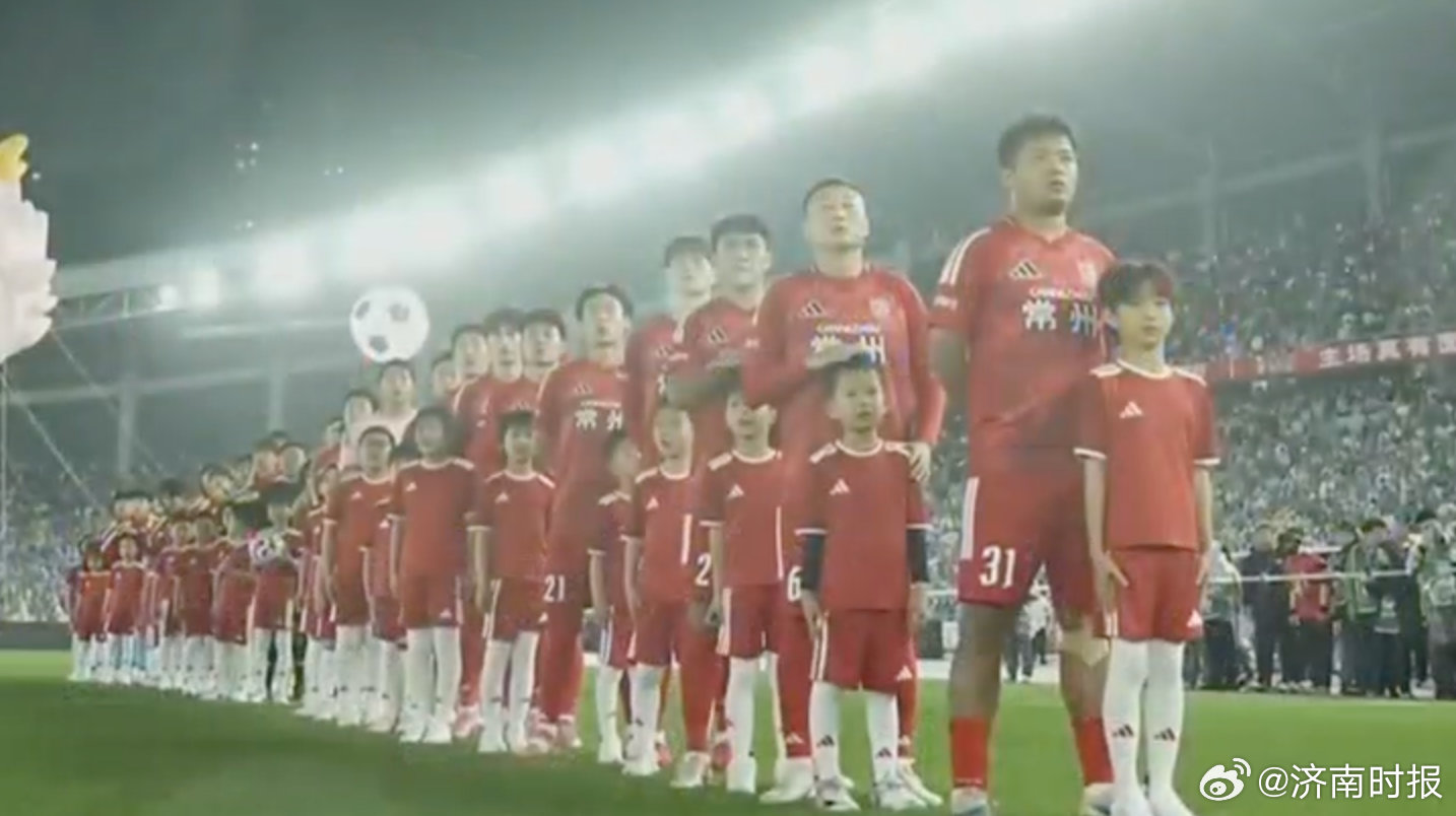 【#苏超开幕式球员用手为球童遮雨# 】2026年苏超揭幕战在常州奥体中心体育场正