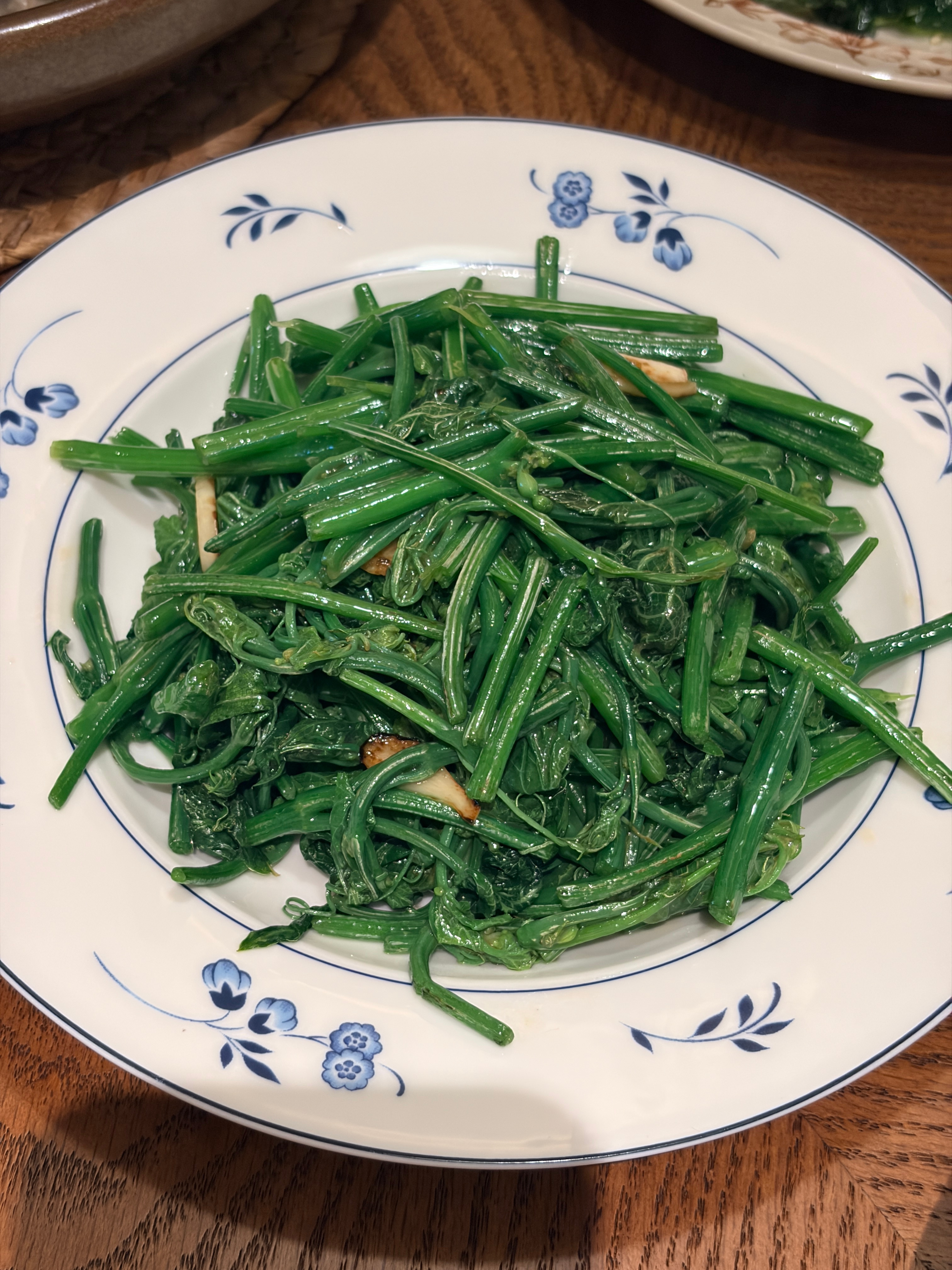 今天在华侨城吃饭，媳妇找了一家云南菜，国庆深圳人都跑出去玩了吗？七点多居然一桌客