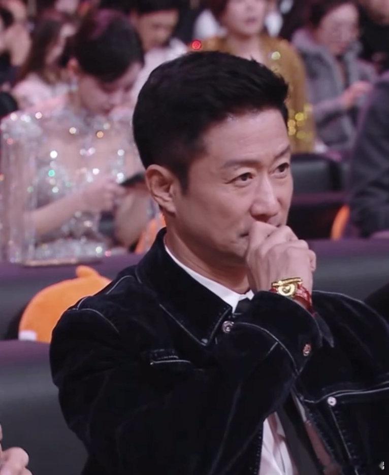 吴京 唇部紧急护理 笑到打鸣！别人补妆要排场，他涂唇膏像飞行员检查仪表一样自然，