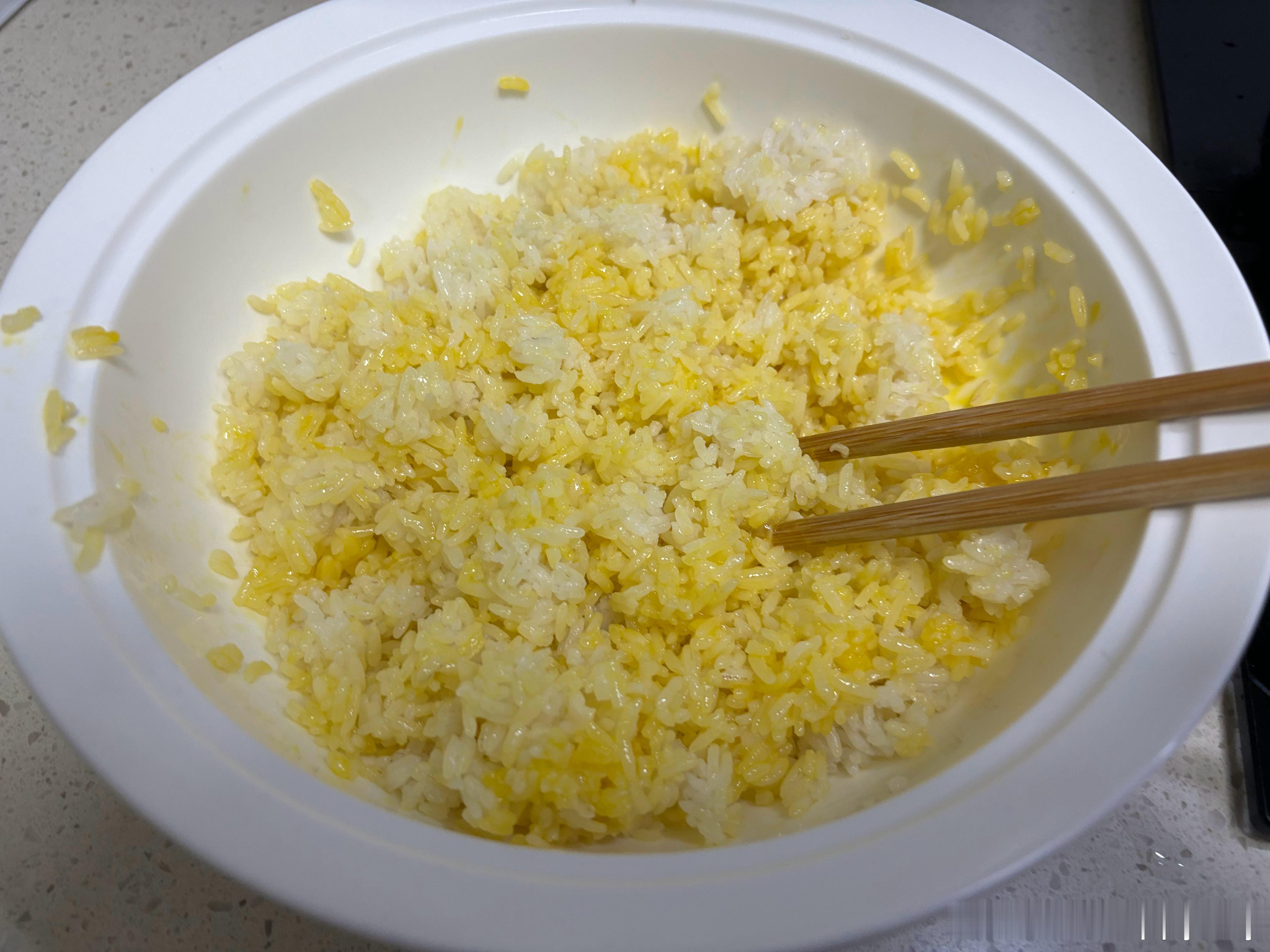 猪颈香肠蛋炒饭，米要粒粒分明，香肠要微焦，蛋要流心，猪颈肉要Q，胡椒要多给[馋嘴