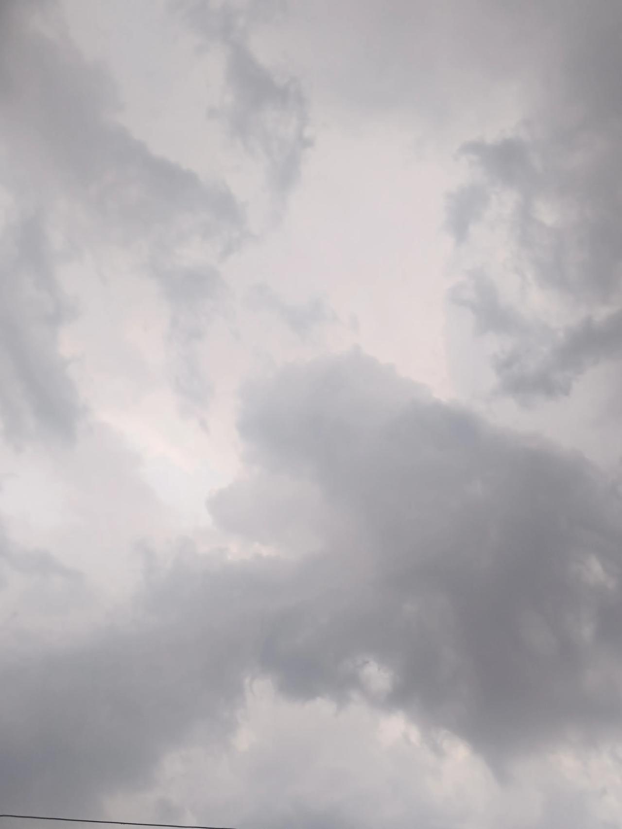 河北保定的雨说下就下起来了啊，下点雨真的挺好的啊，这天气真的是太热了啊，现在温度