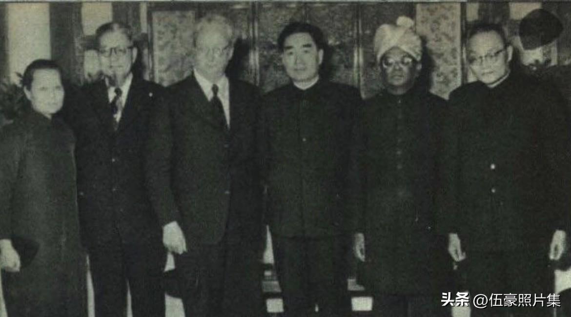 1956年3月22日，周恩来总理接见瑞典行道会牧师聂思仁和印度信义会监督孟尼根。