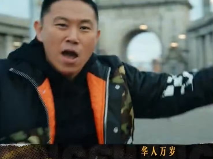 街头唱响超有氛围，华人万岁太好哭 