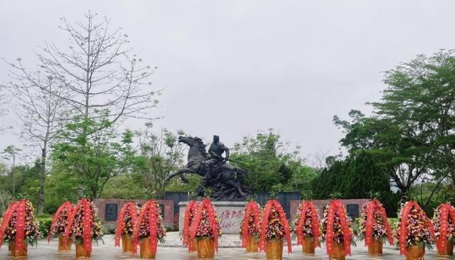 长征结束后李德回苏联，博古（秦邦宪）和王若飞、邓发及叶挺将军一家三口在重庆回延安