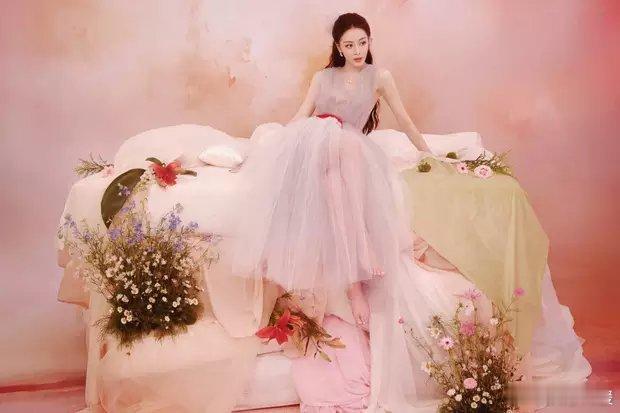 迪丽热巴宛若花仙子，一举一动尽显迷人魅力。 ​​​