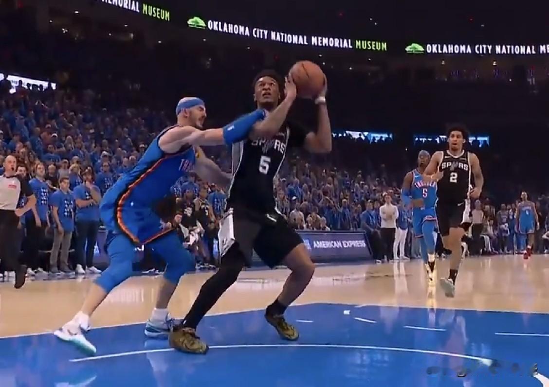 NBA抢七大战，卡斯尔反击下快攻，卡鲁索再现凶狠犯规，裁判回看后只给两罚！北京时