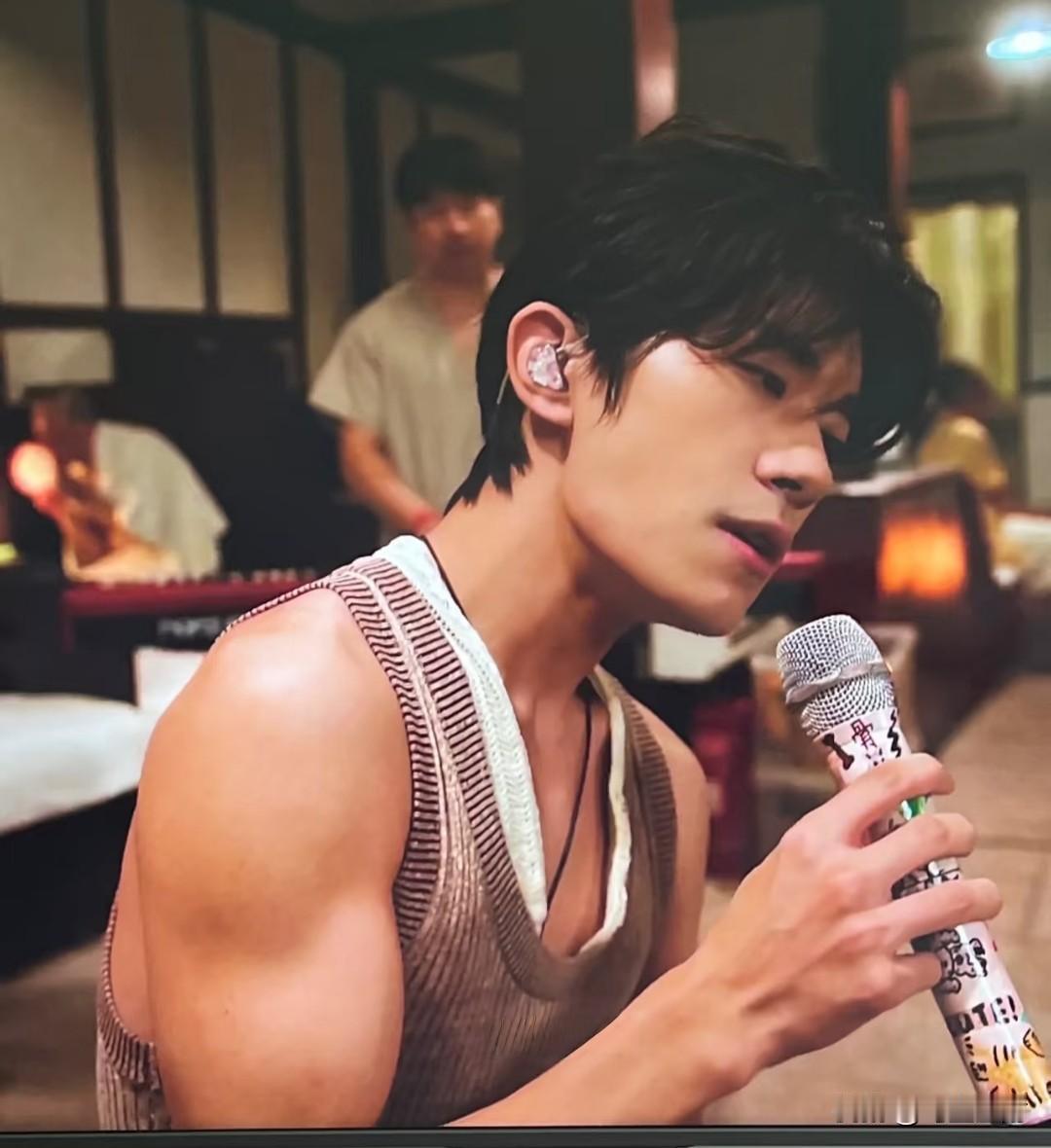 易烊千玺原来身材这么好啊，颜值高，身材好，演戏和唱歌也牛，真的是太全面了