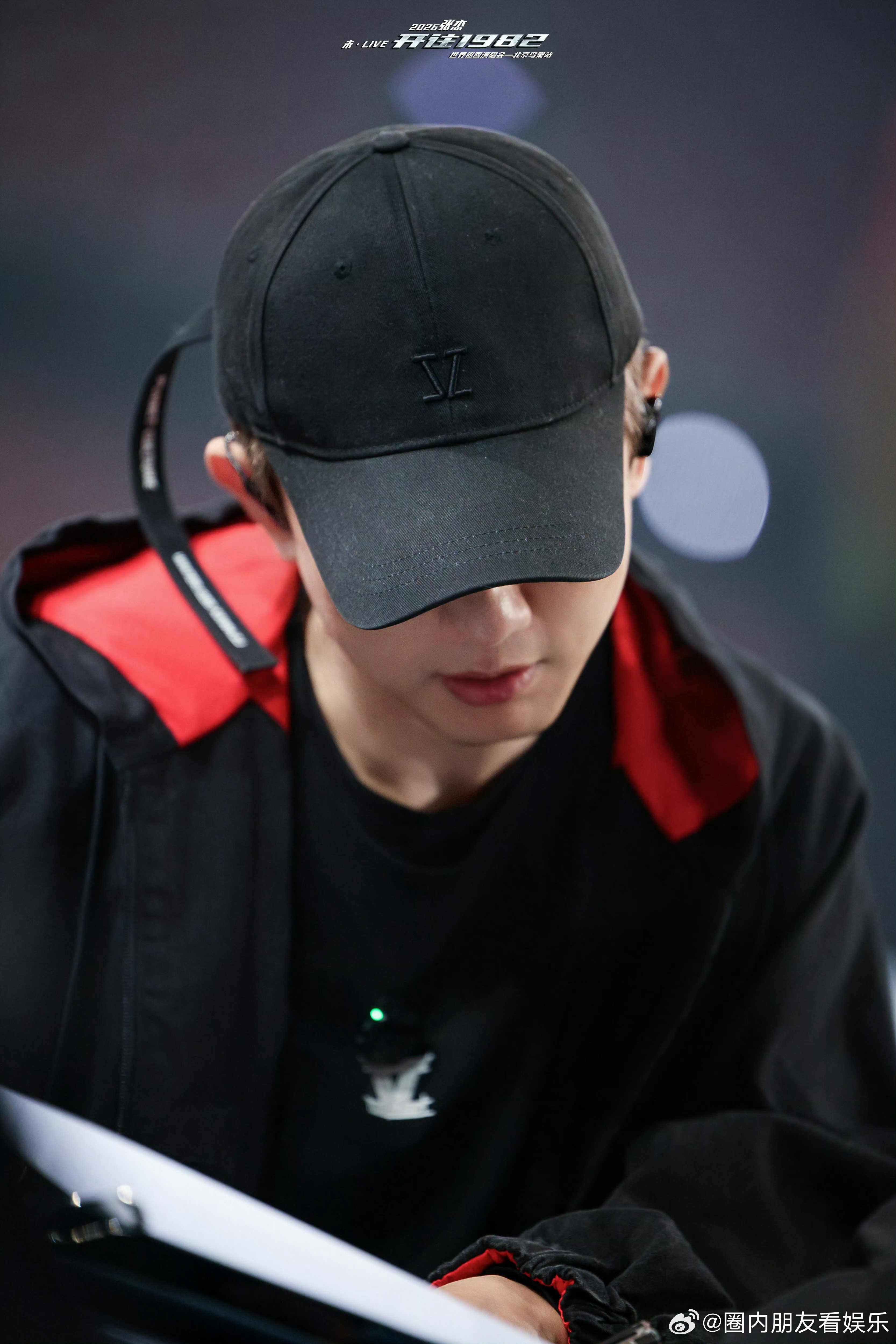 一首歌唱完了没找到张杰 张杰的演唱会太会玩啦！一首歌结束，全场找他，结果他在列车