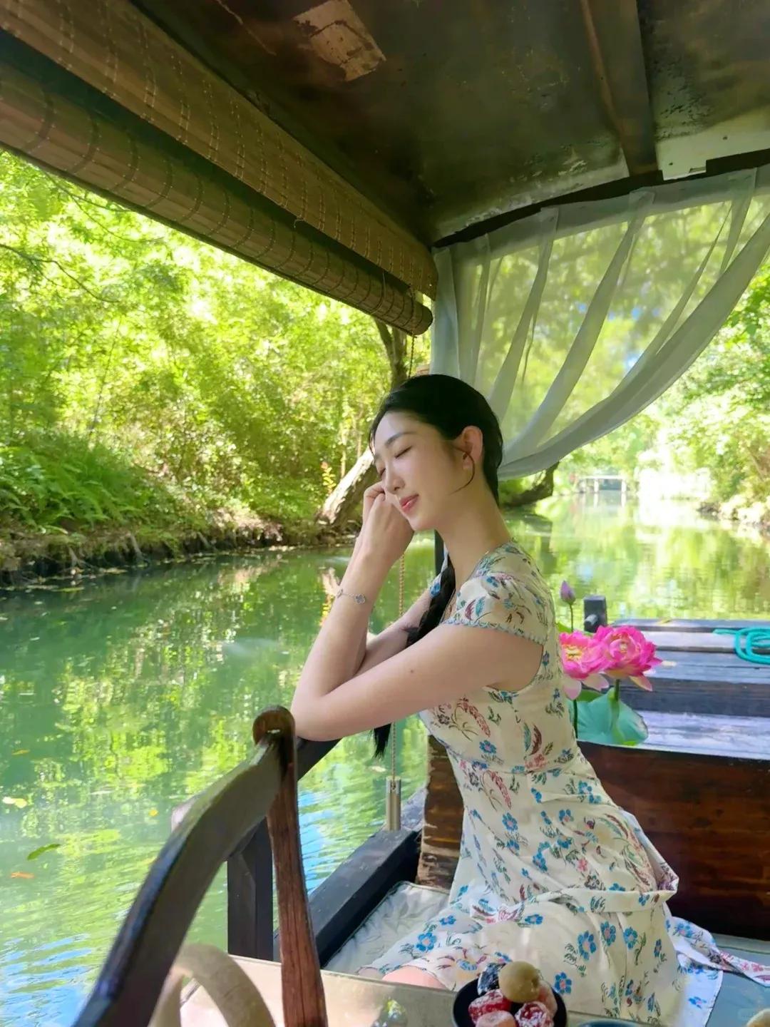 快说！这是不是你们理想中的江南夏天？
 
谁能拒绝在乌篷船里“躺平”啊！
🌿