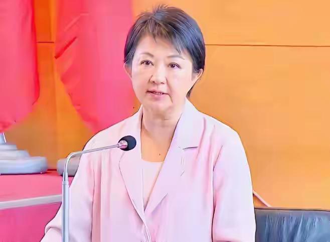 卢秀燕，弃“暗”投“明”！

装都不想装了。台中市长卢秀燕最近说了些话，让人一下