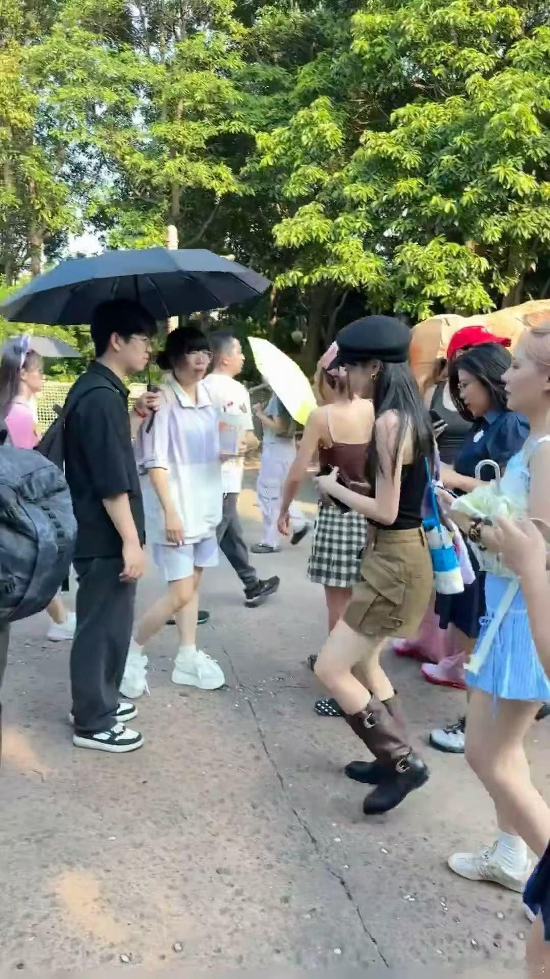 网友在上海迪士尼偶遇周也路人在迪士尼偶遇周也网友在上海迪士尼偶遇周也，玩的开心，