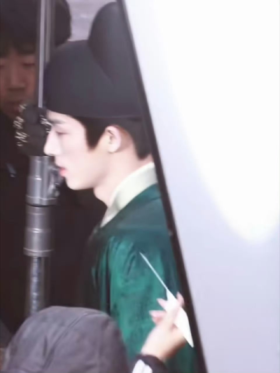 王星越集齐红紫绿三色官服 王星越穿官服的样子，让我直呼好家伙，这真的是极品古装帅