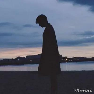 有一次领导请我们四五个孤寡去KTV唱歌，期间每人点了一个陪酒小妹，啤酒喝了不少，