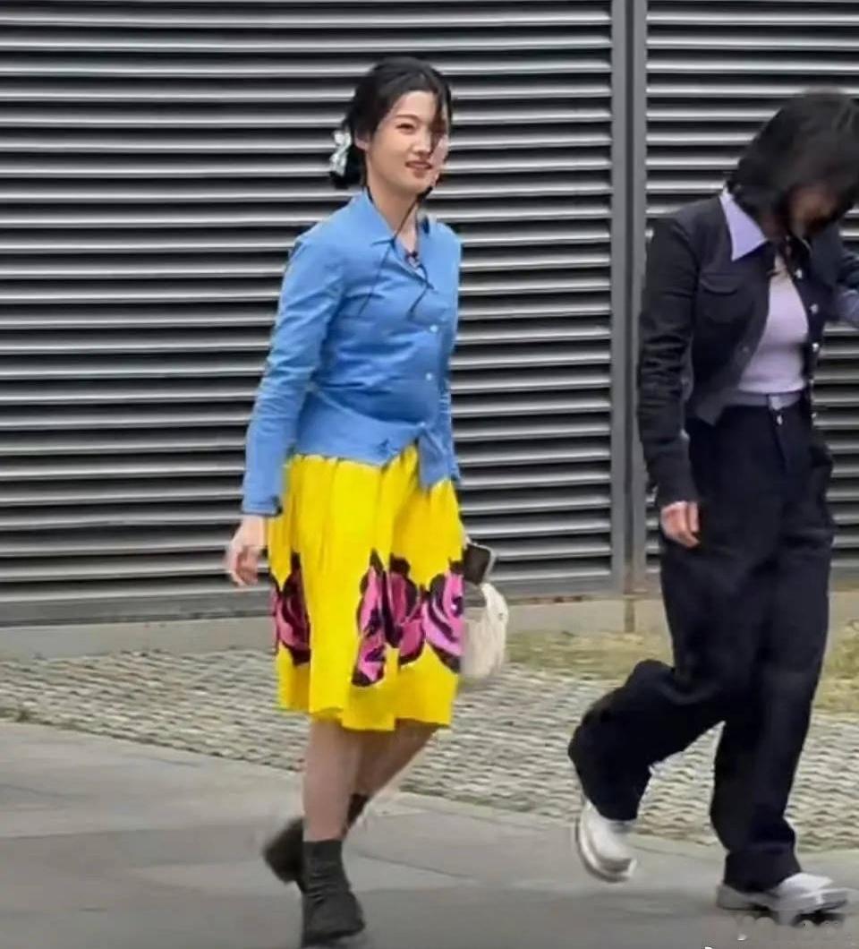 卢昱晓这个风格，年代剧里没见过这么潮的，偶像剧里没见过这么土的，都不知道该怎么吐