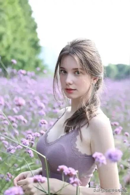 紫海佳人
中俄娇娥韵致长，
紫海繁花映丽妆。
轻披短衫肤似雪，
半掩娇颜粉含芳。