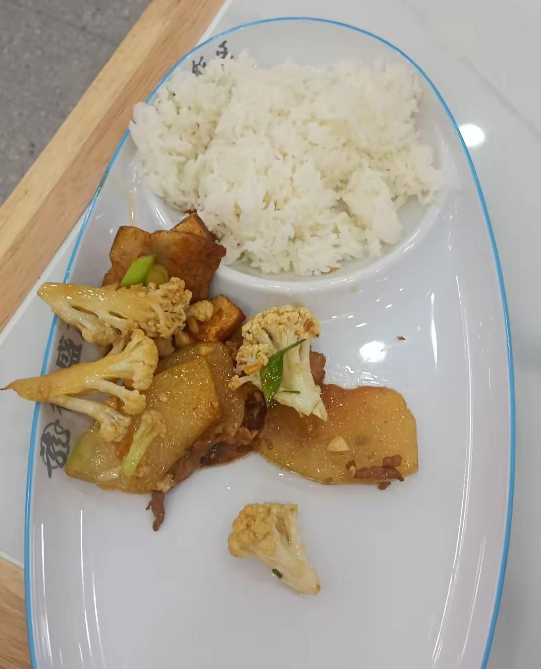 昨晚上吃了一次称重快餐，以后再也不会吃了！
昨晚上有点事回家差不多七点多，不想做