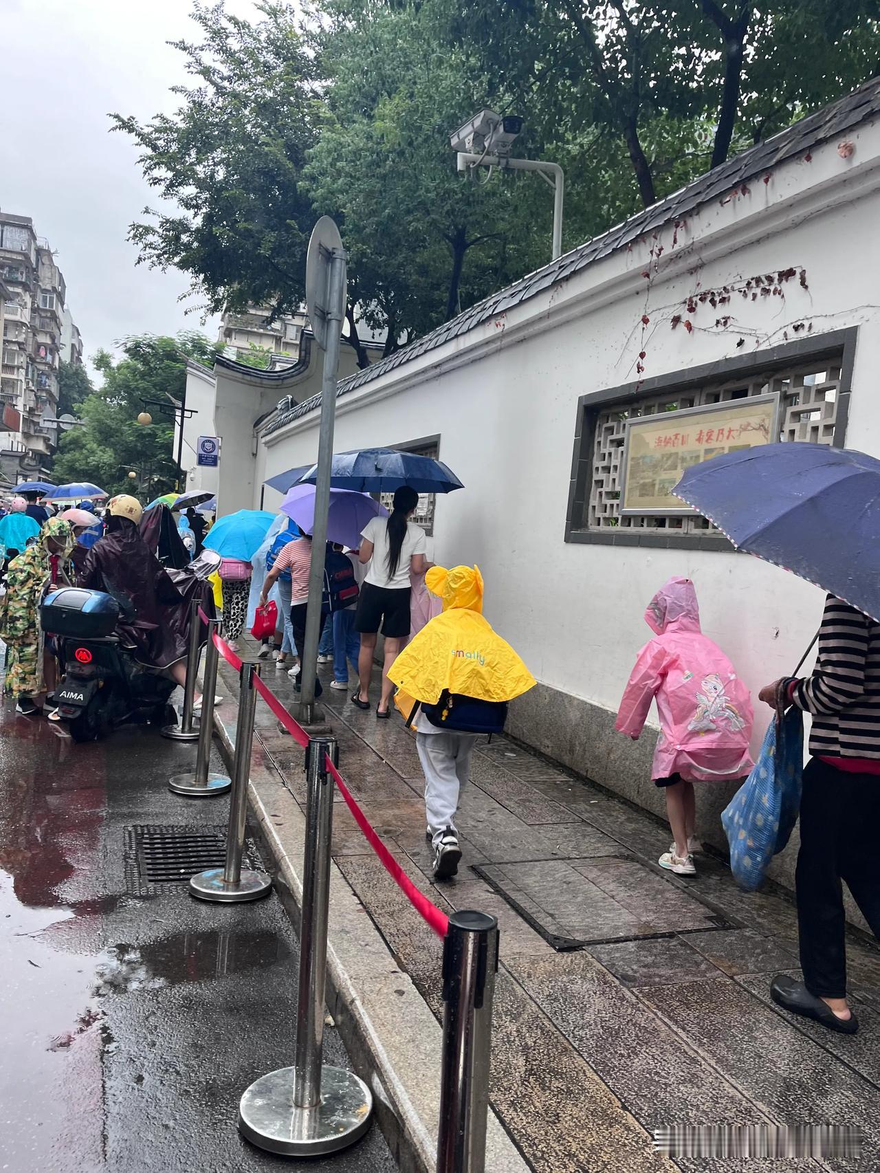 福州要下一星期的雨了……
路上上学放学高峰期时间很容易堵。
我发现孩子们穿着雨衣
