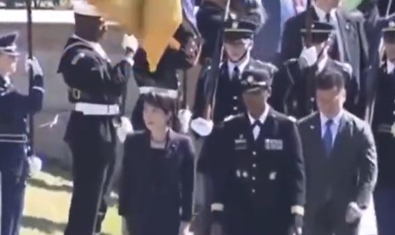 高市早苗这操作真让人看不懂！
日本首相高市早苗访美，专程去阿灵顿国家公墓献花鞠躬