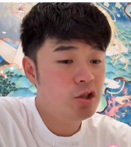 陈赫回应鹿晗暴瘦陈赫在直播的时候回应鹿晗暴瘦，他说因为鹿晗在开演唱会，这段时间肯