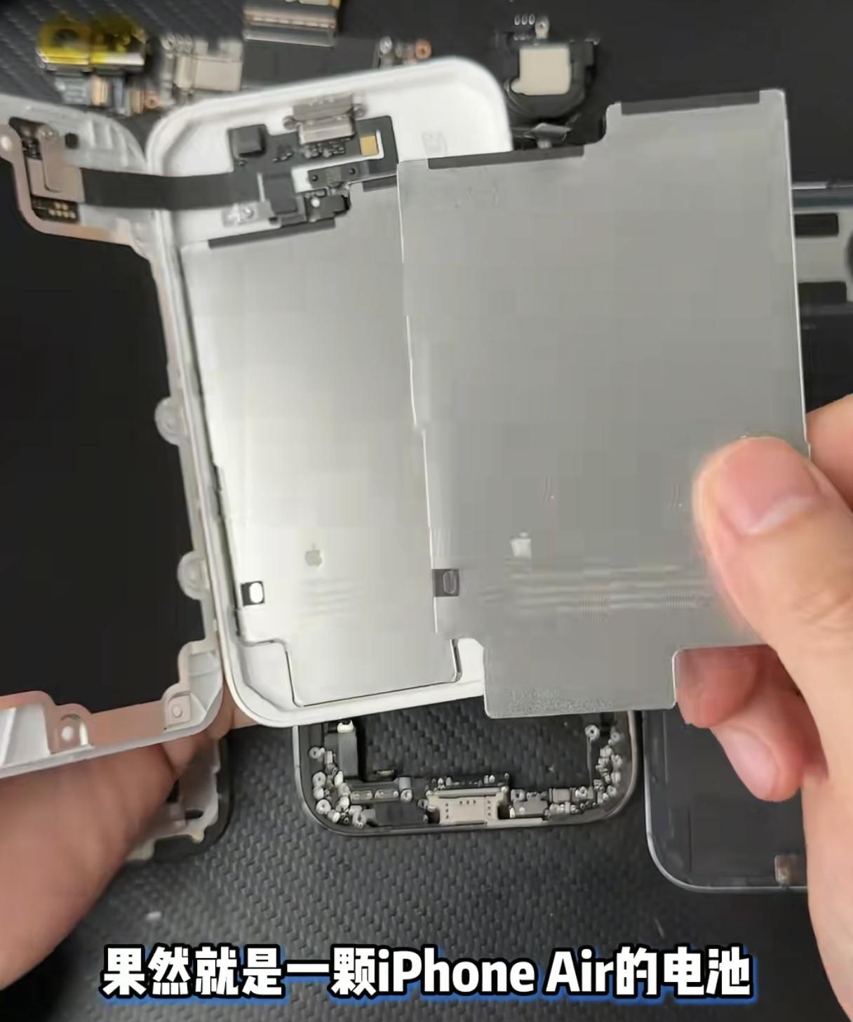 【库克继续展现库存克星名头】
瓜哥说机博主拆解iPhone Air
发现了里面的