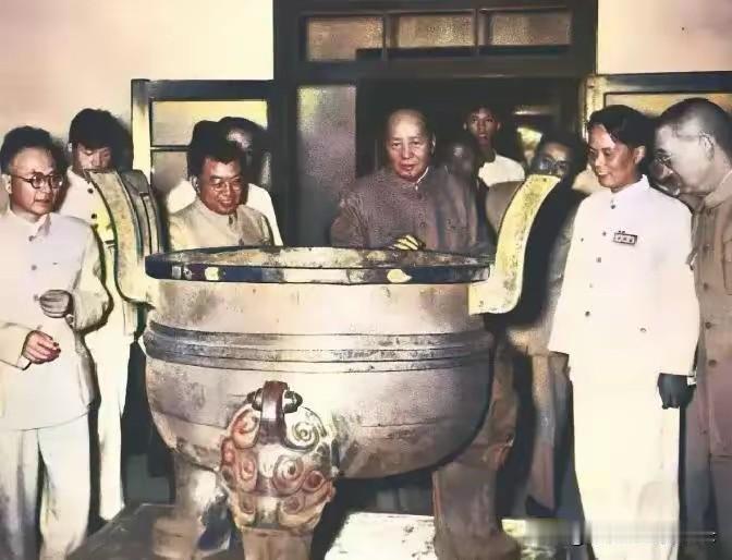 1958年秋，毛主席在安徽博物馆观看一口巨鼎。