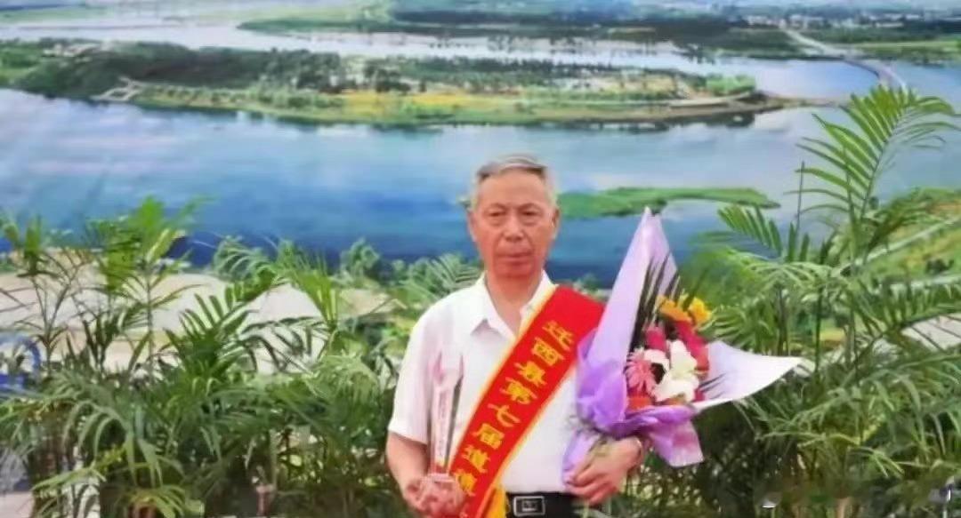 这个县委书记犯如此严重的错误，对法制的破坏是极大的，对当地政治生态、法制环境、治