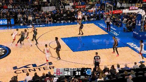 火箭寒冰射手芬尼-史密斯终于复活了！在今天进行的火箭和魔术的比赛中，当时比赛进行