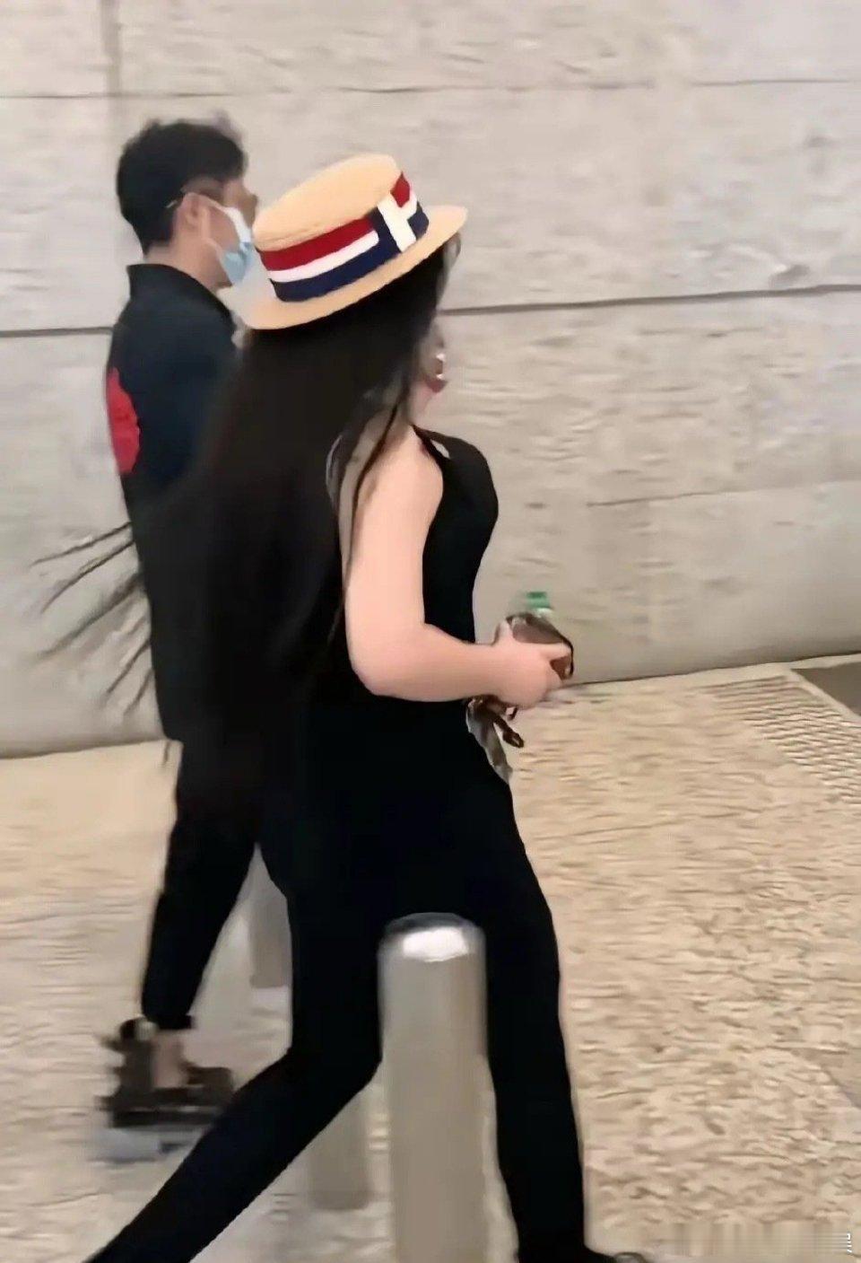 冉莹颖这身材是真实存在的吗，怎么会这么不协调 