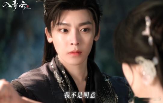 纪伯宰被雷劈 裹着孤注一掷的勇气，纪伯宰于神石刻字，那坚定的神情是对爱的最好诠释