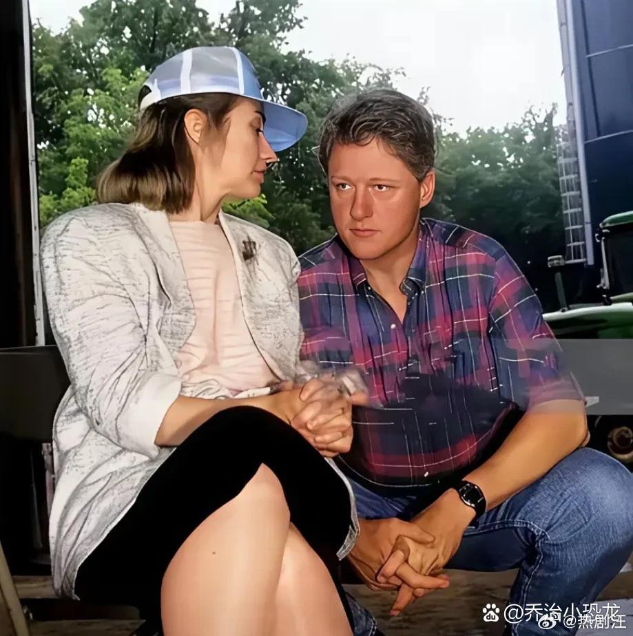 上世纪七十年代末，克林顿和希拉里的合影。 当时的金童玉女！确实让人羡慕不已，只是