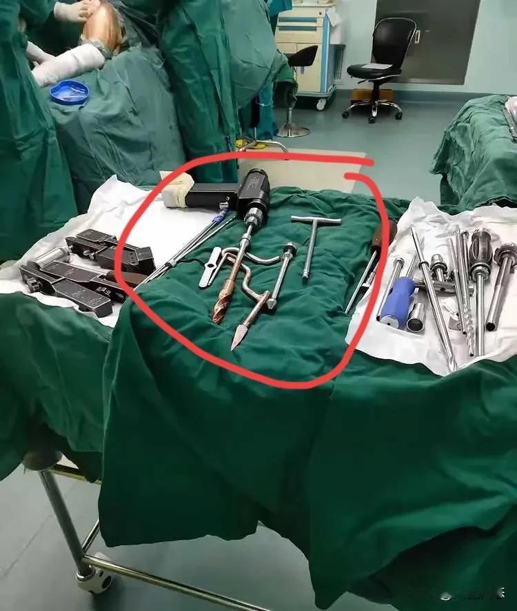 这是什么神操作？工地上的电钻作

为手术工具，出现在了手术台上，

打麻药恐怕也