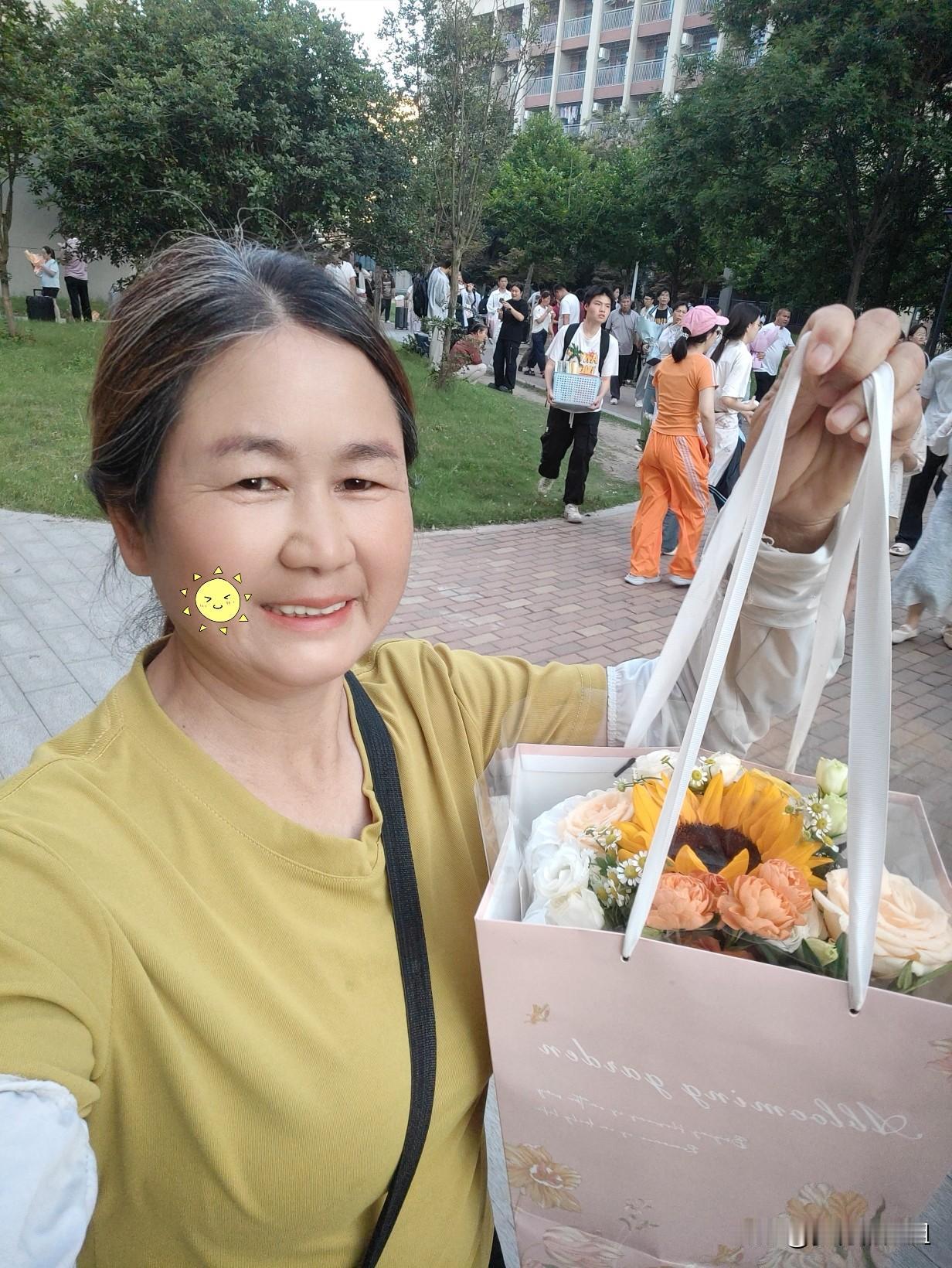 高考结束有必要买花接孩子吗，真气人
6月9号儿子高考完，都6点多了，由于行李多，