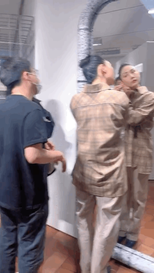 #路人镜头下的白百何##小朋友看到白百何的反应#来感受一下白百何的这个穿搭，真是