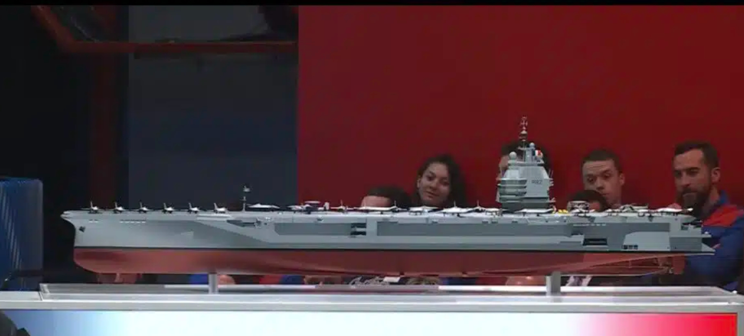 对了自由法兰西的舰艏近水线处是有略微前倾的，因此应该被归类为内倾穿浪艏考虑到舰艉