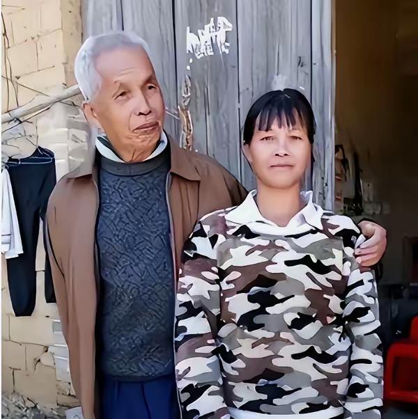 广西第一猛男！1994年，49岁梁二将19岁女工友带回村，随后两人开始疯狂造人，