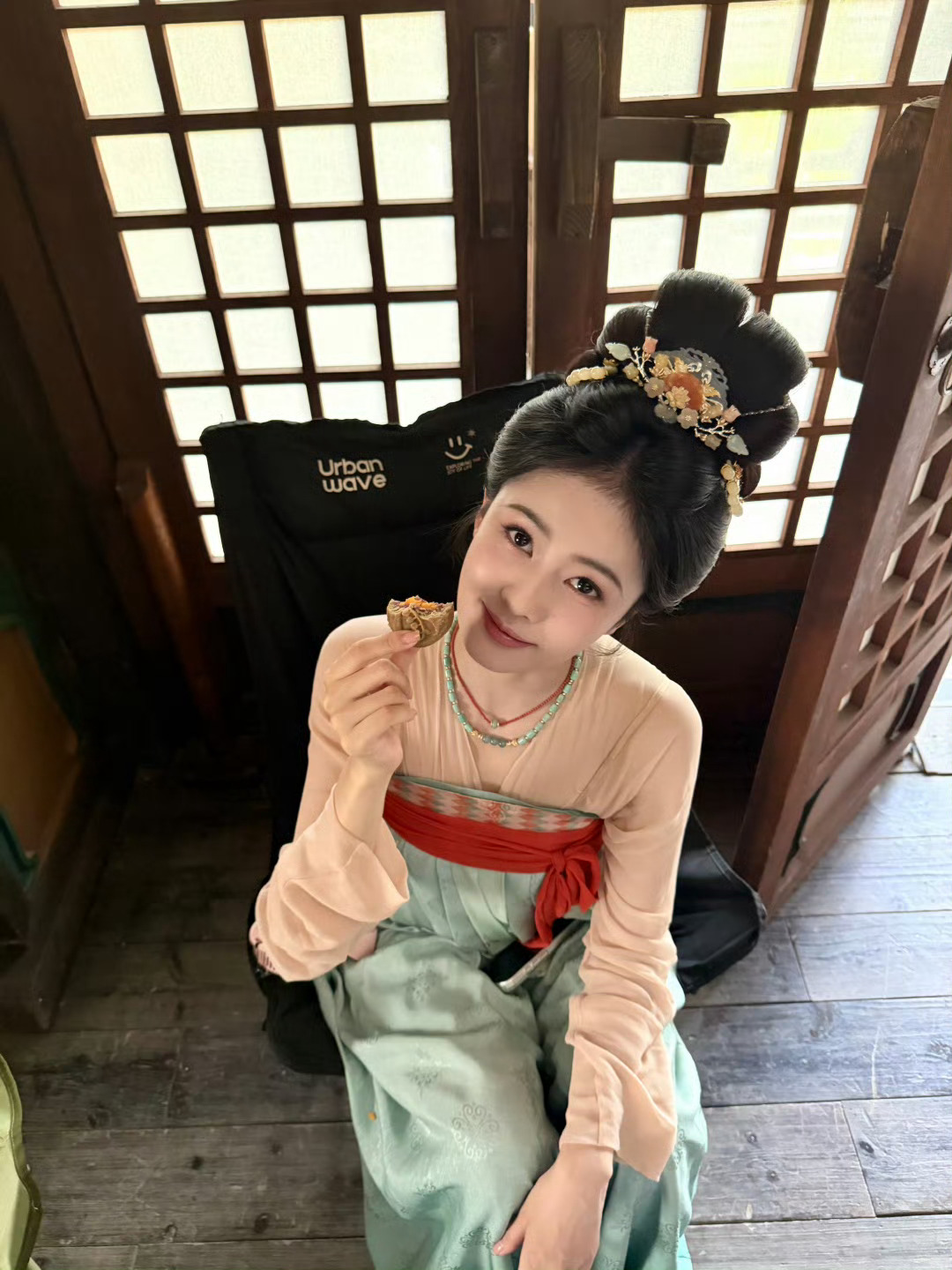 白鹿叶璃喂你吃月饼白鹿叶璃live图叶璃喂你吃月饼，爱了，迷晕 ​​​