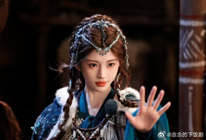 鞠婧祎给酷酷子吹风扇月鳞绮纪鞠婧祎真的好细心，看到工作人员穿玩偶服闷热，特意用风