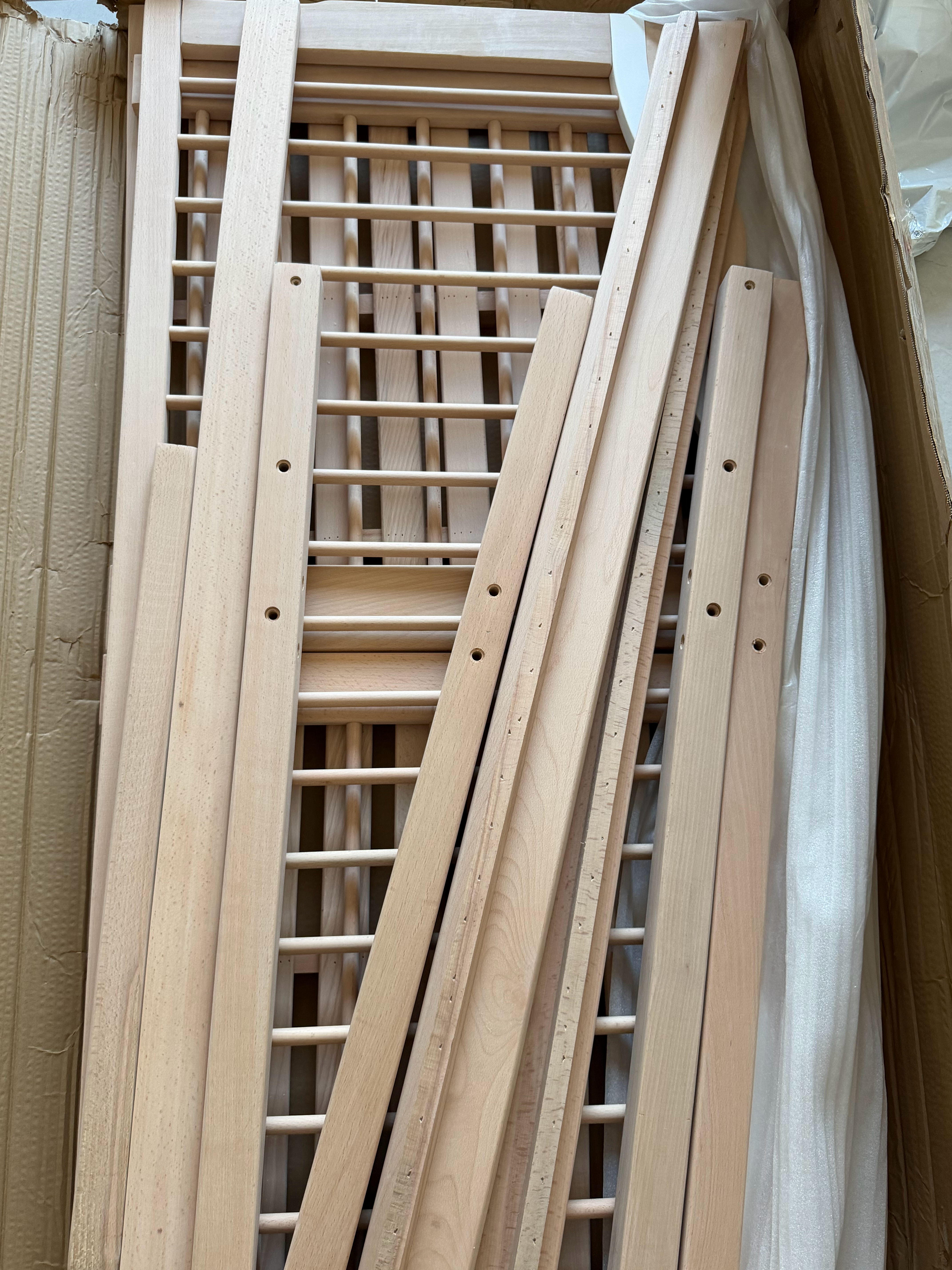 小牙的床到了～这必须得亲自装，展现一下男人雄风。毕竟这个家，我才是掌权人