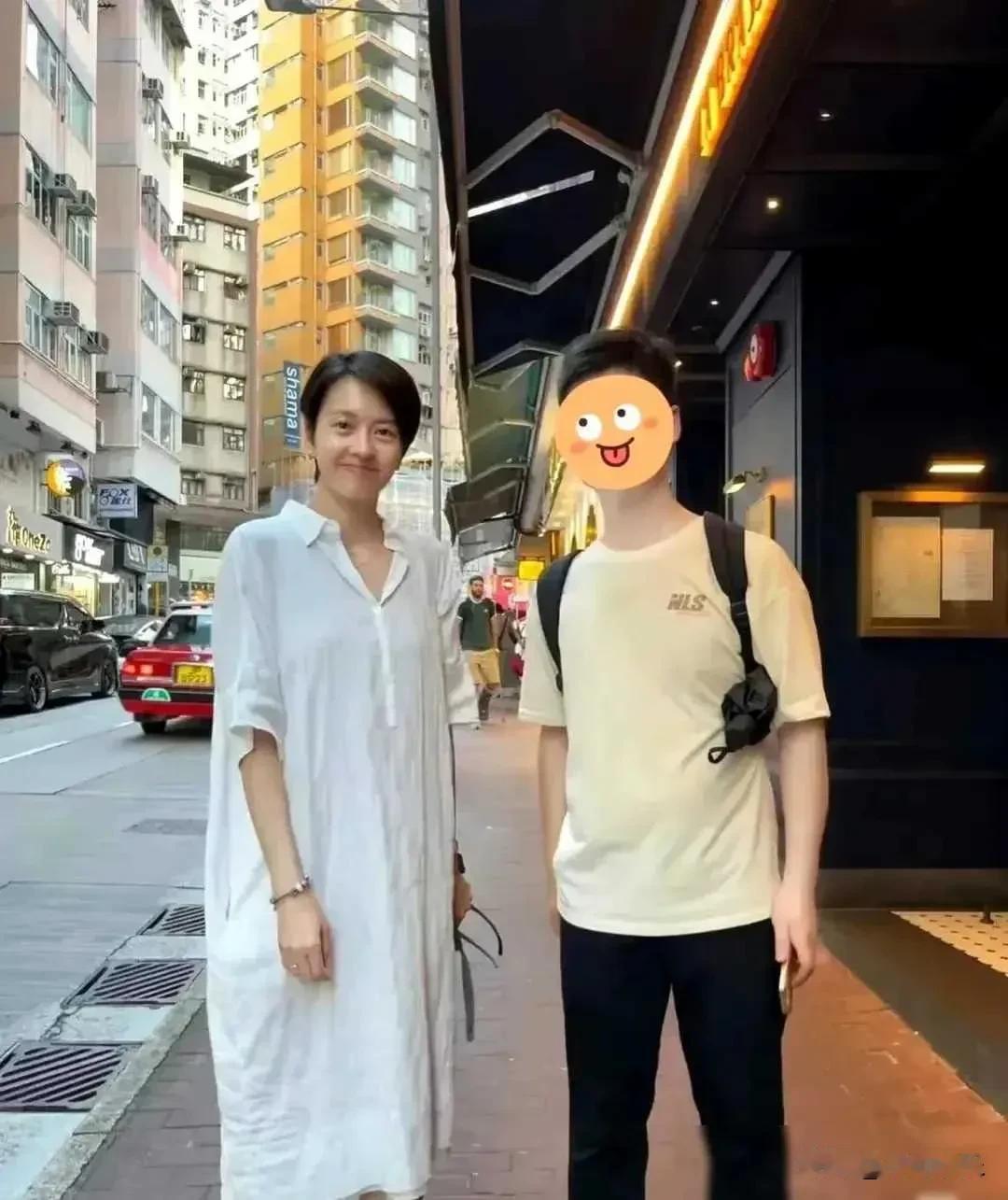 48岁梁咏琪素颜看就跟小姑娘一样，简直就是逆龄的鼻祖。她看着皮肤白皙透亮，身材苗