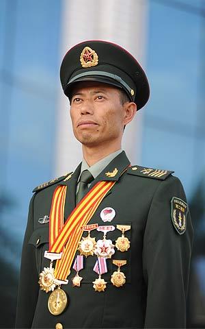 王忠心，1968年生于安徽休宁，出身于家境贫寒的农村，到了10岁才上小学，18岁