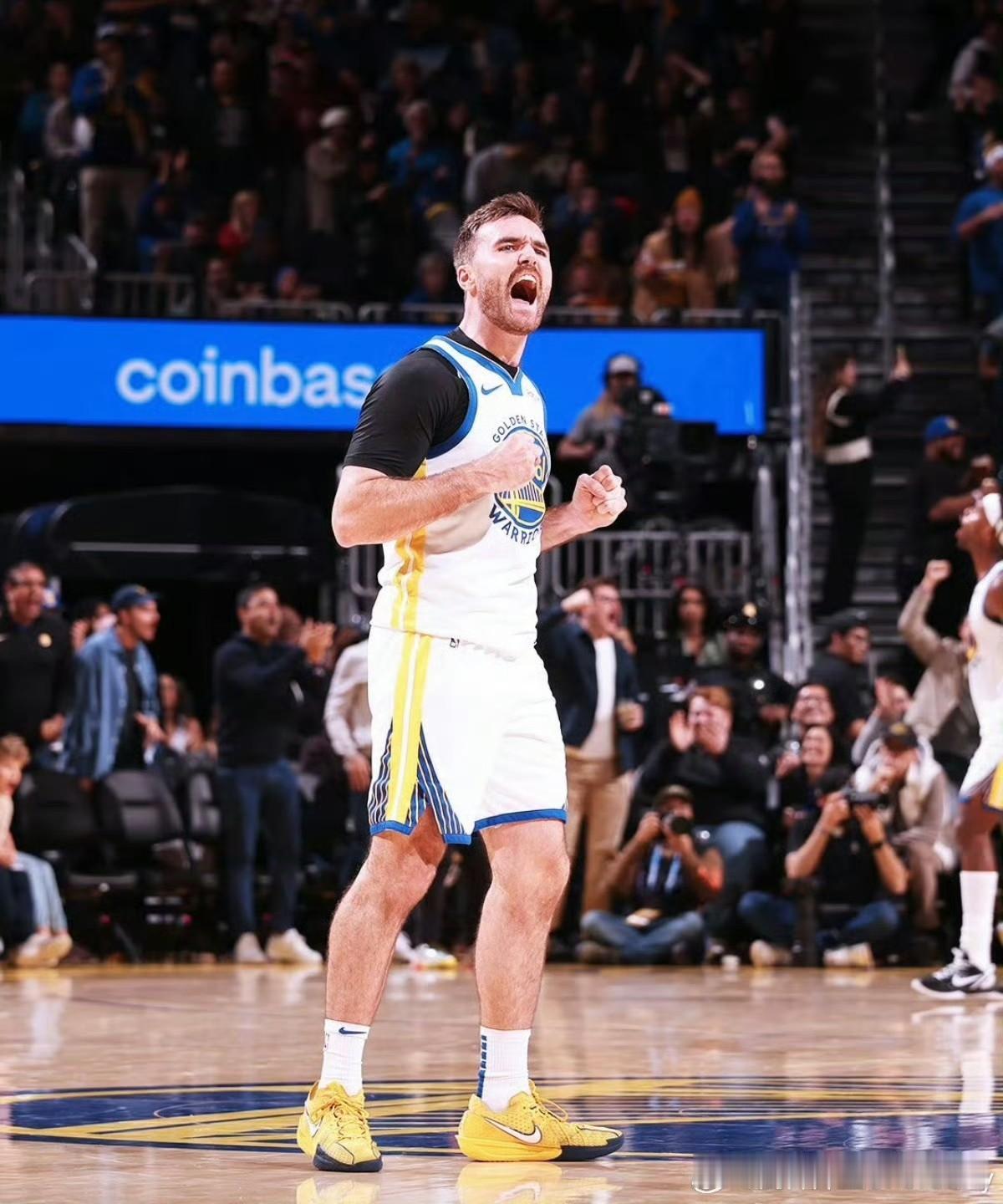 勇士这队多少是有点神奇的，上一场靠着替补差点逆转76人，今天打骑士干脆直接上了三