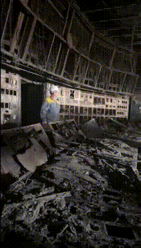 4月5日，乌克兰人拍摄到，乌克兰境内一座火力发电站的控制大厅，遭到俄罗斯巡航导弹