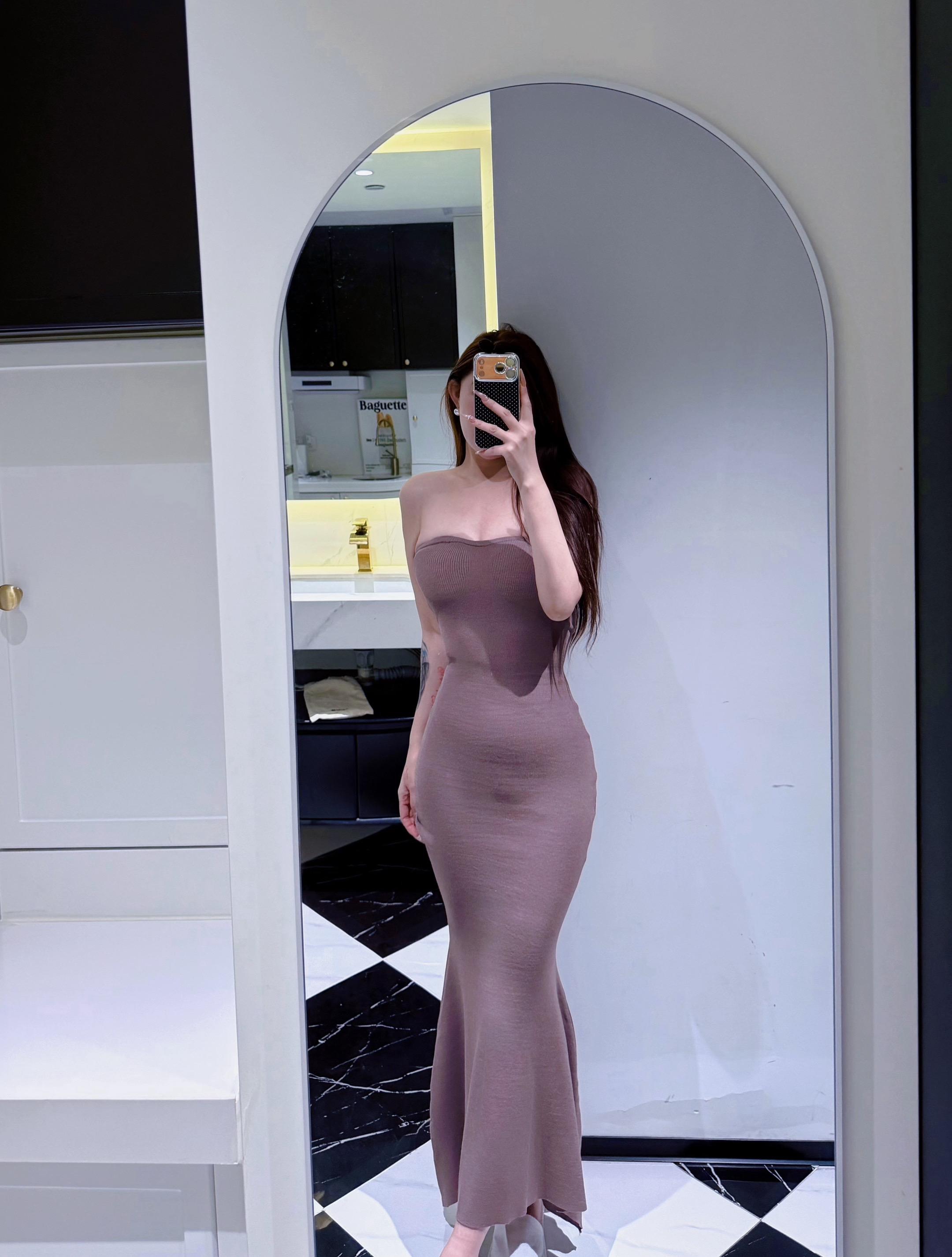 我终于到了这般年纪 上可共情长辈的沧桑 下可共情少年的锋芒 对有情人更...