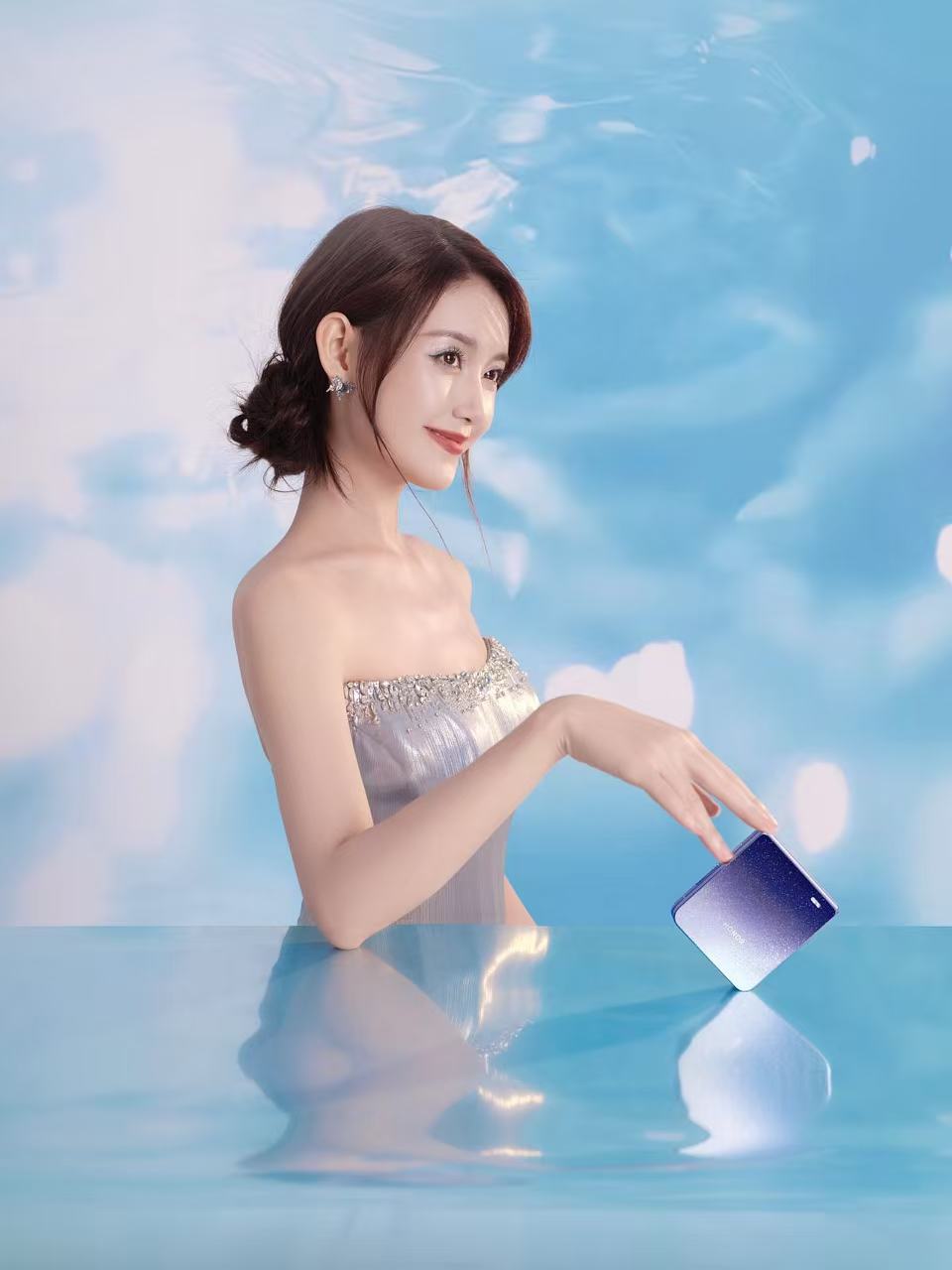 求蒋依依把闪耀妆造镶在身上 谁还没被蒋依依这蓝裙造型戳中？发布会现场直接封神！礼