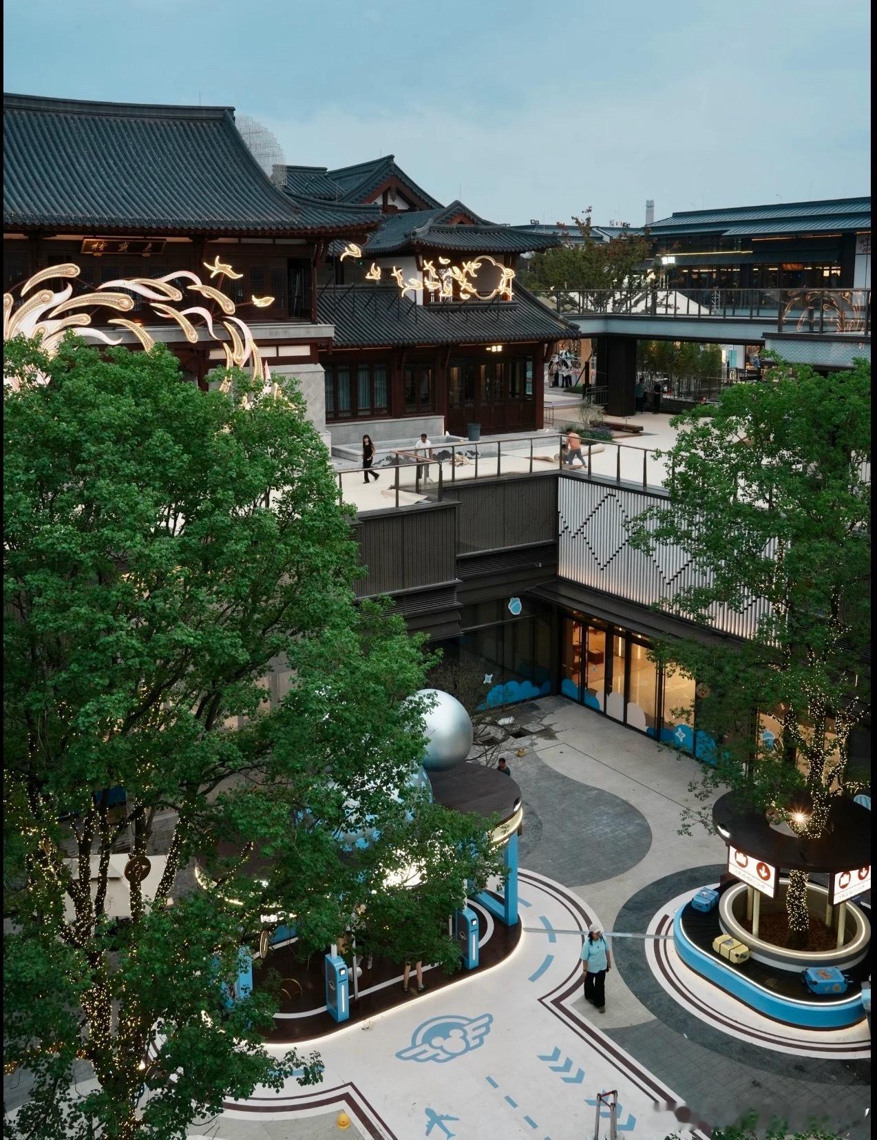 小梨日常 今天去新开的南京光环花园城了确实挺像太古里的街区风格[doge]适合带