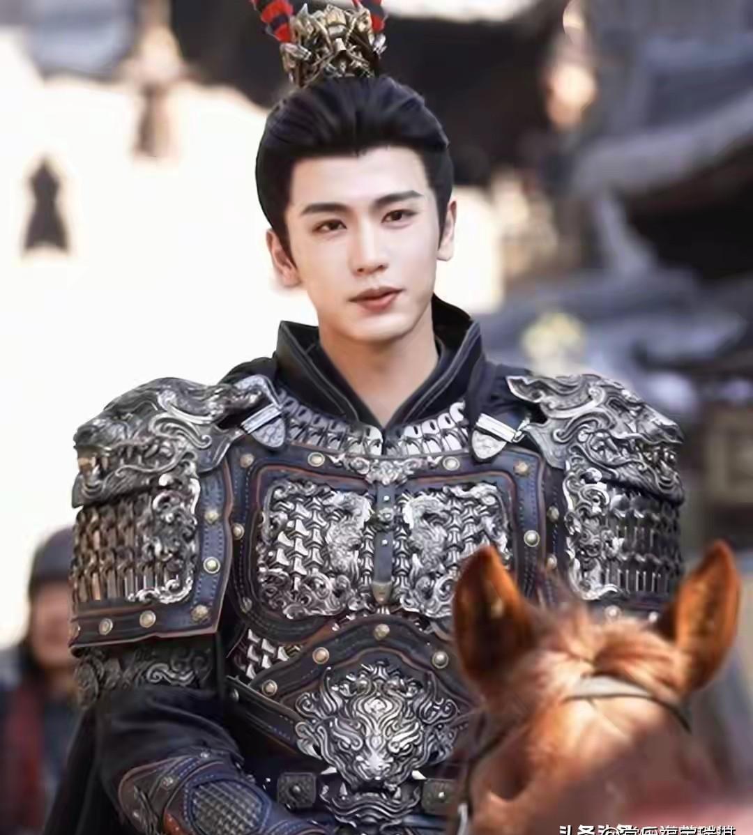 刷了十几集《逐玉》，真憋不住了。
都说张凌赫演将军帅，但我盯上的，是那个叫齐旻