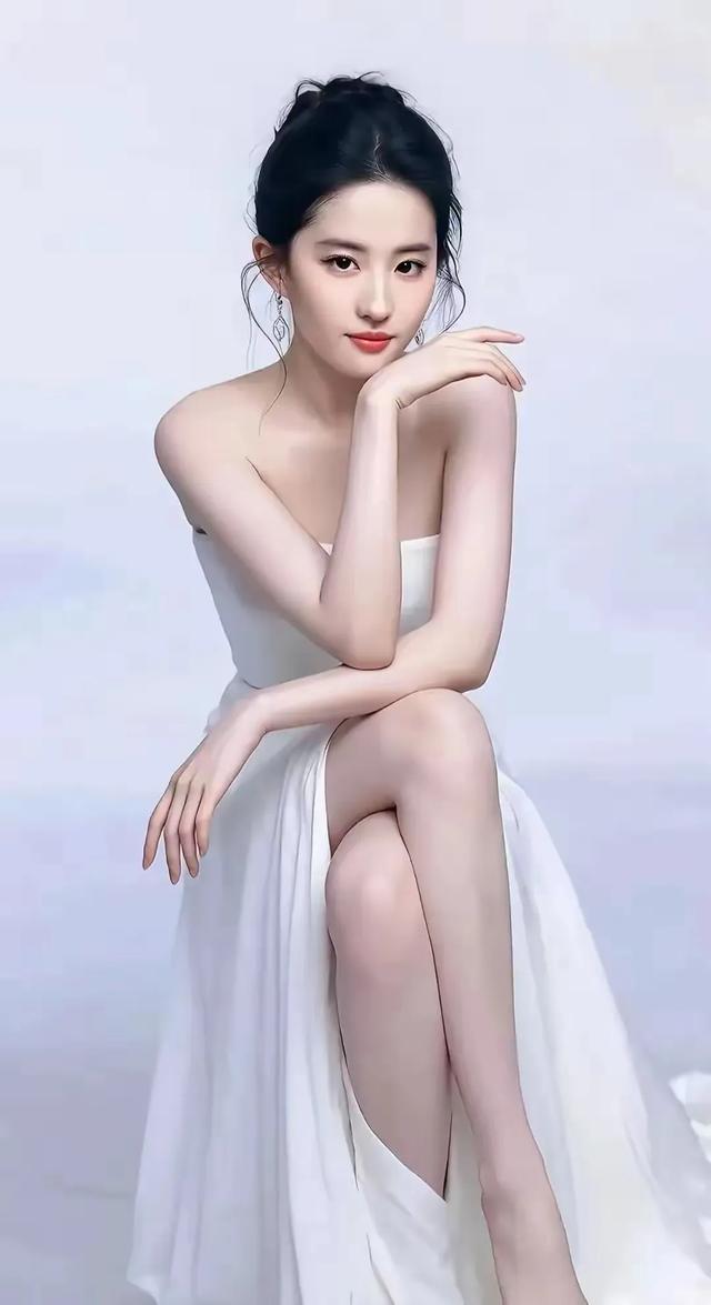 刘亦菲优雅赤足，倚靠轻姿，眼神迷人如春水，美艳绝伦，无可比拟。 ​​​